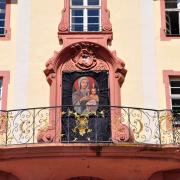 Au milieu de la balustrade en fer forgé se trouve un soleil doré