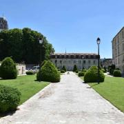 ...au parc André Maudet. On aperçoit le clocher de la cathédrale St Pierre