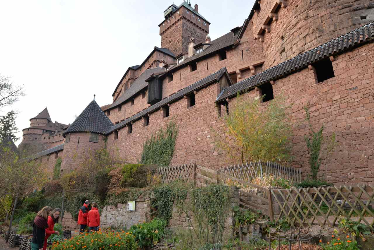 Le jardin médiéval au pied des remparts