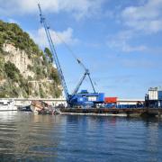 Au pied du Rocher de Monaco, 1ère tentative pour sortir le chalutier de l' eau...