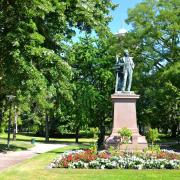Auguste Bartholdi accueille le promeneur à l'entrée sud-est du parc