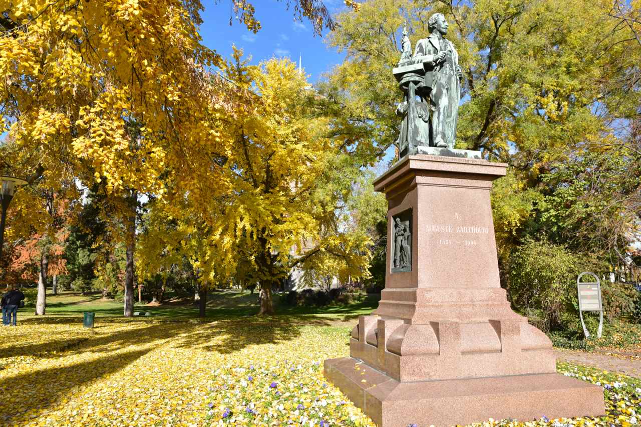 Auguste Bartholdi, né à Colmar en 1834, accueille le promeneur à l'entrée du parc....