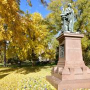 Auguste Bartholdi, né à Colmar en 1834, accueille le promeneur à l'entrée du parc....