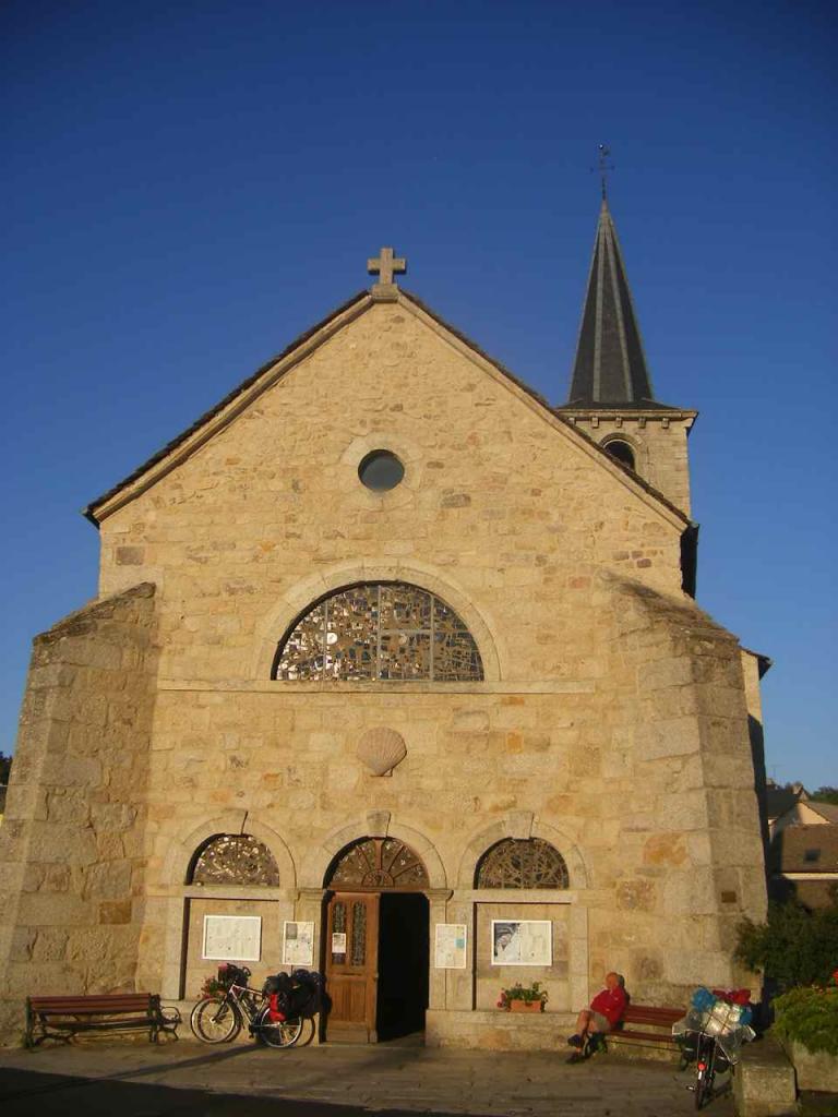Aumont-Aubrac L'église Saint-Étienne est un ancien prieuré bénédictin