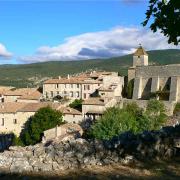 Les maisons sont blotties au pied du château et de l'église romane