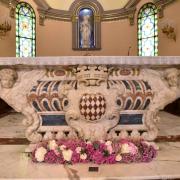 Autel de marbre polychrome orné sur le devant du blason des Grimaldi-2