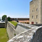 Autour du donjon médiéval furent construits le fort et la citadelle