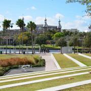 Autre vue sur le Kiley Gardens, au fond l'université de Tampa