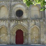 ...avec les modillons sous les corniches, l'oculus et le portail...