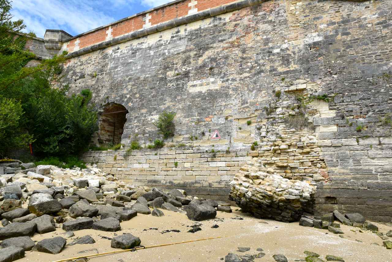 ...avec, à gauche, un accès à la mer