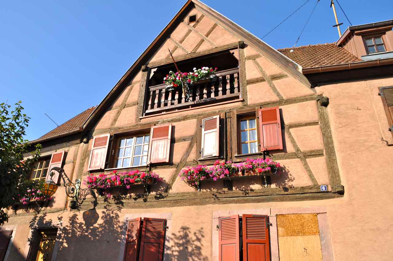 Balcon fleuri avec une belle balustrade sculptée