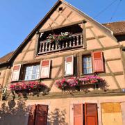 Balcon fleuri avec une belle balustrade sculptée