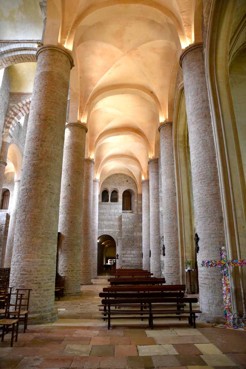 Bas côté nord , au fond la chapelle haute St Michel