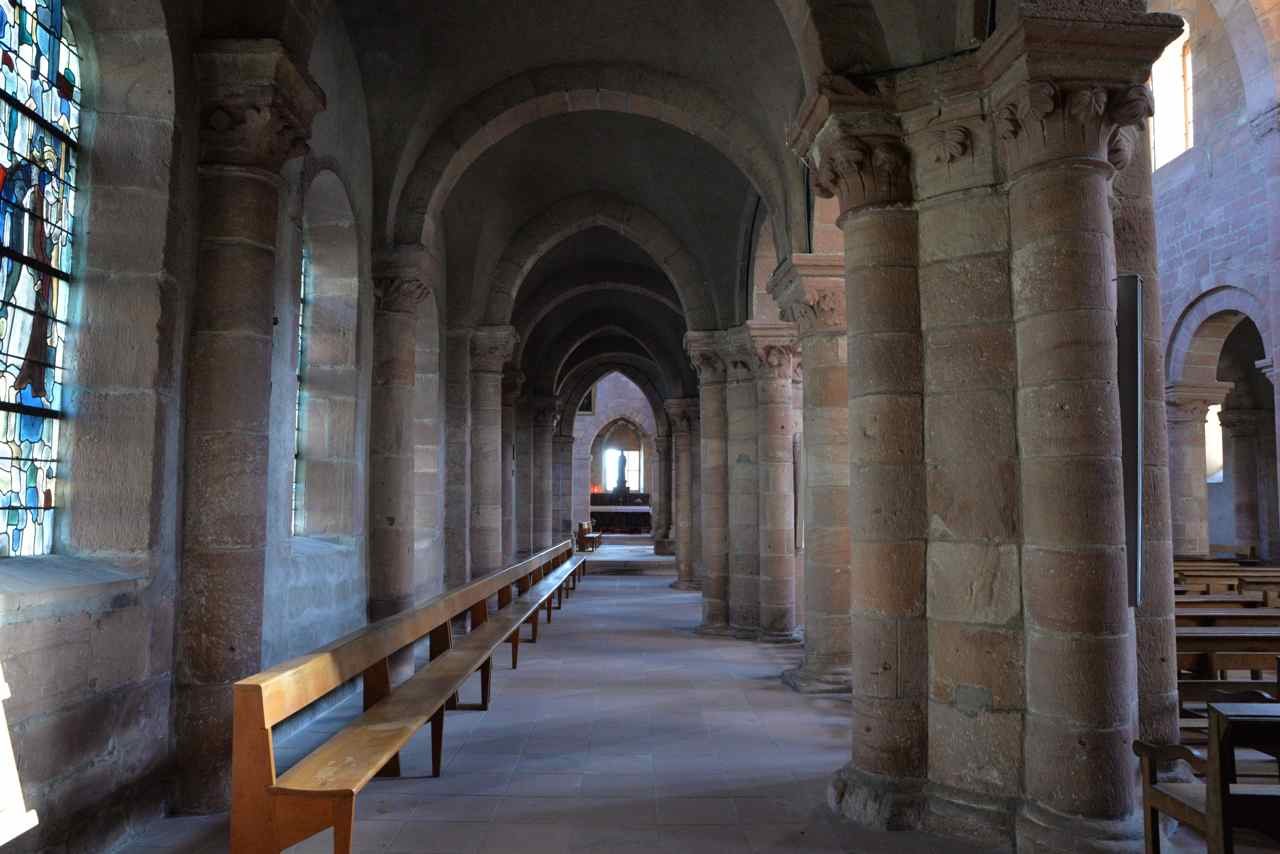 Bas-côté nord éclairé par les vitraux