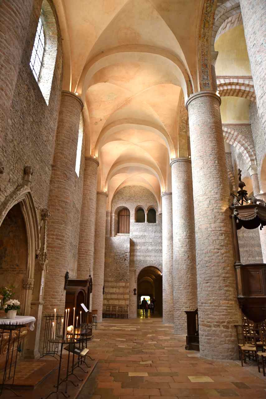 Bas côté sud , au fond la chapelle haute St Michel et sa porte d'accès