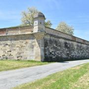 Le bastion de la Mer surmonté d'une échauguette à fleur de Lys...