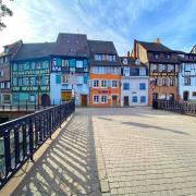 Bel alignement de maisons a colombages vu depuis le pont des tanneurs