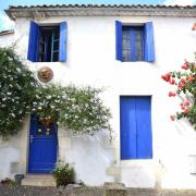 Belle maison traditionnelle aux volets bleus