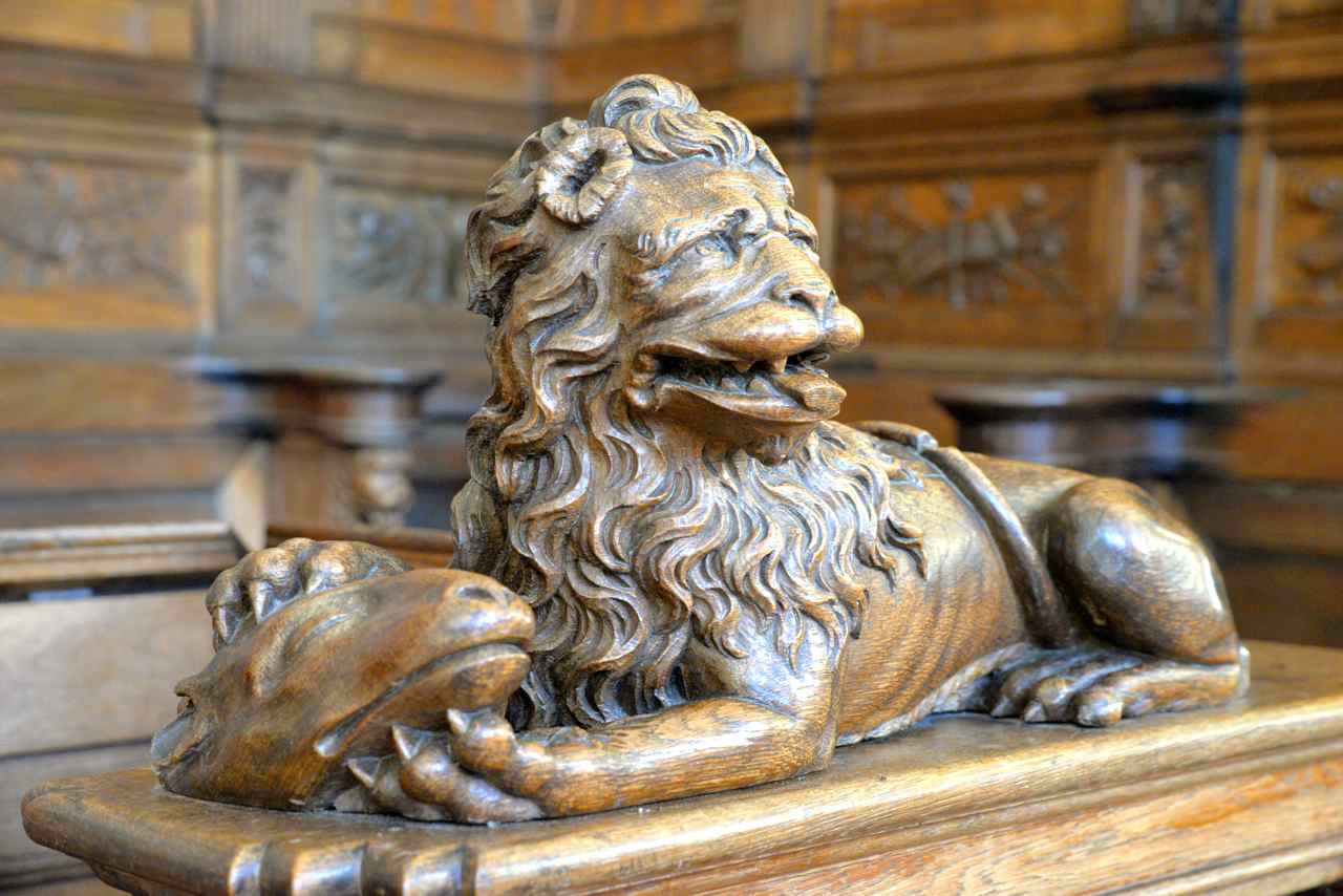 Belle sculpture d'un lion et de sa proie