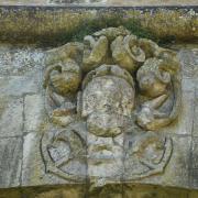 Blason érodé au-desssus de l