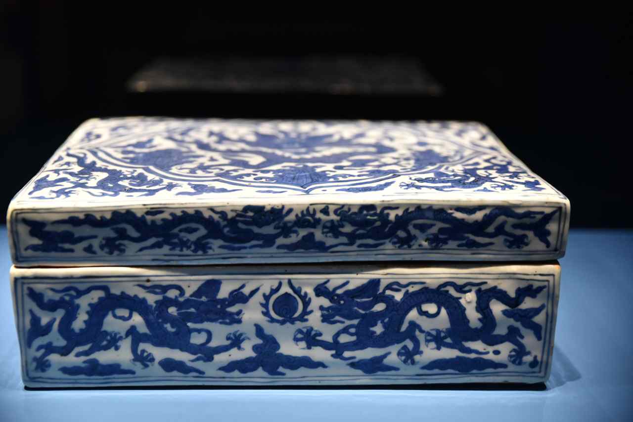 Boîte à décors de dragons-Porcelaine-Dynastie Ming, période Longqing(1567-1572)