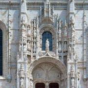 ...Boitaca et  de De Castilo ornée d'une multitude de sculptures. Au dessus du tympan...