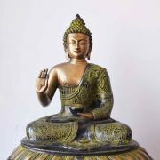 Bol à l'aumone tenu par une personne assise. Il montre son rang