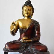 Bol a l'aumône tenu par une personne assise, il montre son rang