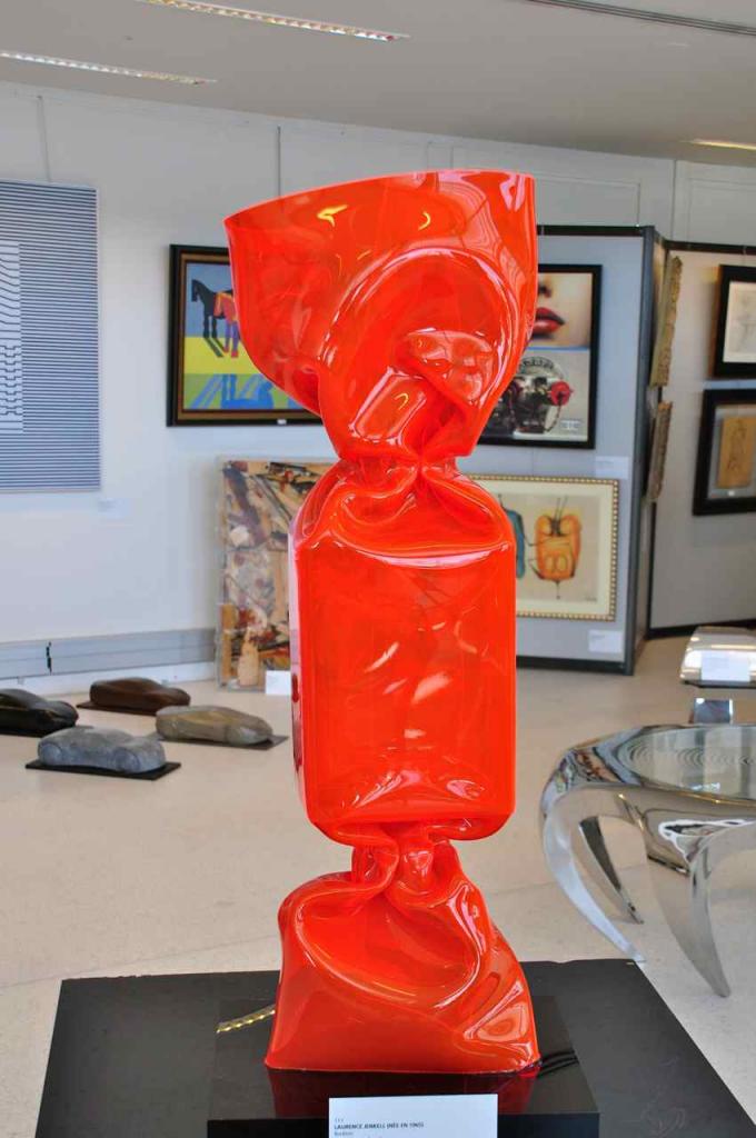 Bonbon sculpture en plexiglas de Laurence Jenkell ( 1965-...)