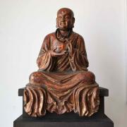 Bouddha ancien en bois peint sur socle
