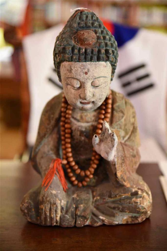 Bouddha : geste de la prise de la terre à témoin