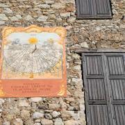 Cadran solaire sur un mur du château