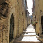 Dans ces étroites ruelles, on y découvre de très belles portes