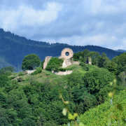 Le château ruiné de l'Engelbourg au sommet du Schlossberg