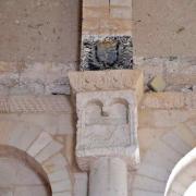Ce chapiteau à niche est unique en saintonge romane