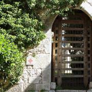 Ce portail, fermé par une herse, était le seul accès à la forteresse du XII° s