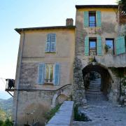 Certaines maisons surplombent le vide