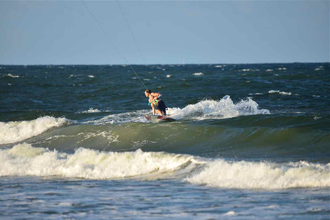 Certains kites surfent sur les vagues comme les surfeurs