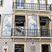 Cette façade d'azulejos représente les trois miracles de saint Antoine