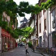 Cette ruelle bien ombragée conduit à la Tour-porte des Souabes