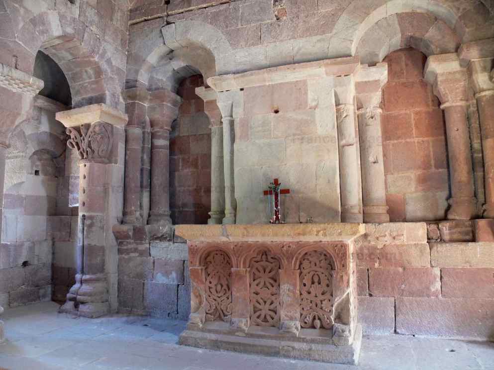 Chapelle aérienne : les deux baies murées donnaient sur la nef de l'église