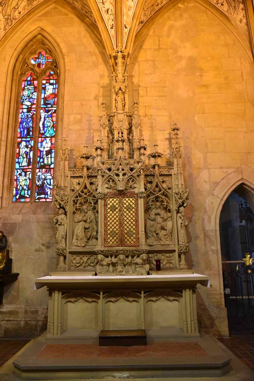 ...l'autel néo-gothique de la Vierge (Klem)