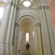 Chapelle du transept sud éclairée par un vitrail et un oculus