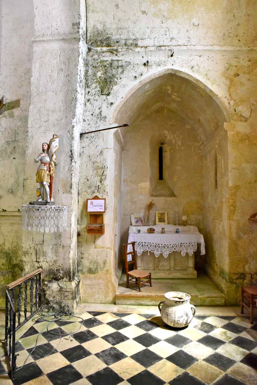 Chapelle latérale sud et une statue de Jeanne d'Arc