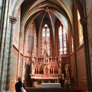 Chapelle Sud-Est illuminée par le  le soleil traversant les vitraux