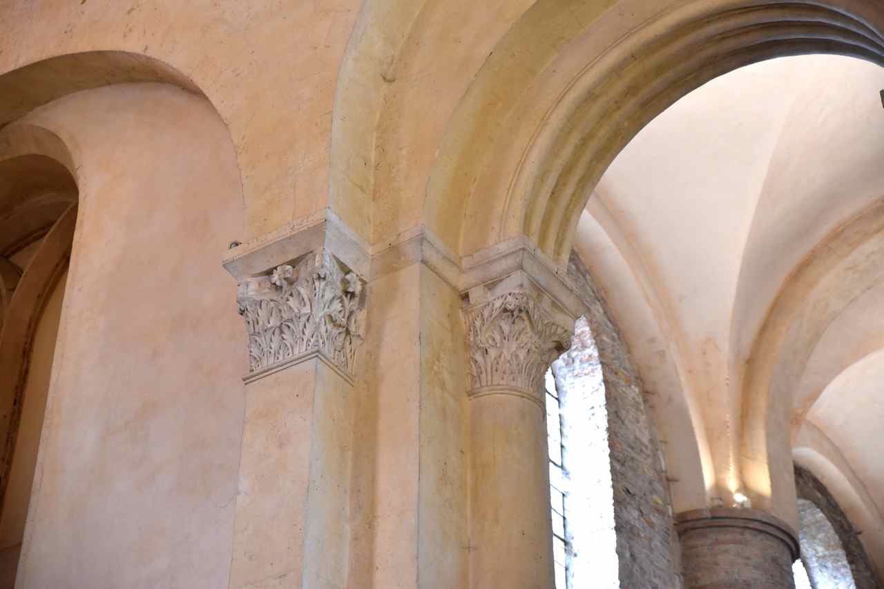 Chapiteaux du transept : décors végétaux