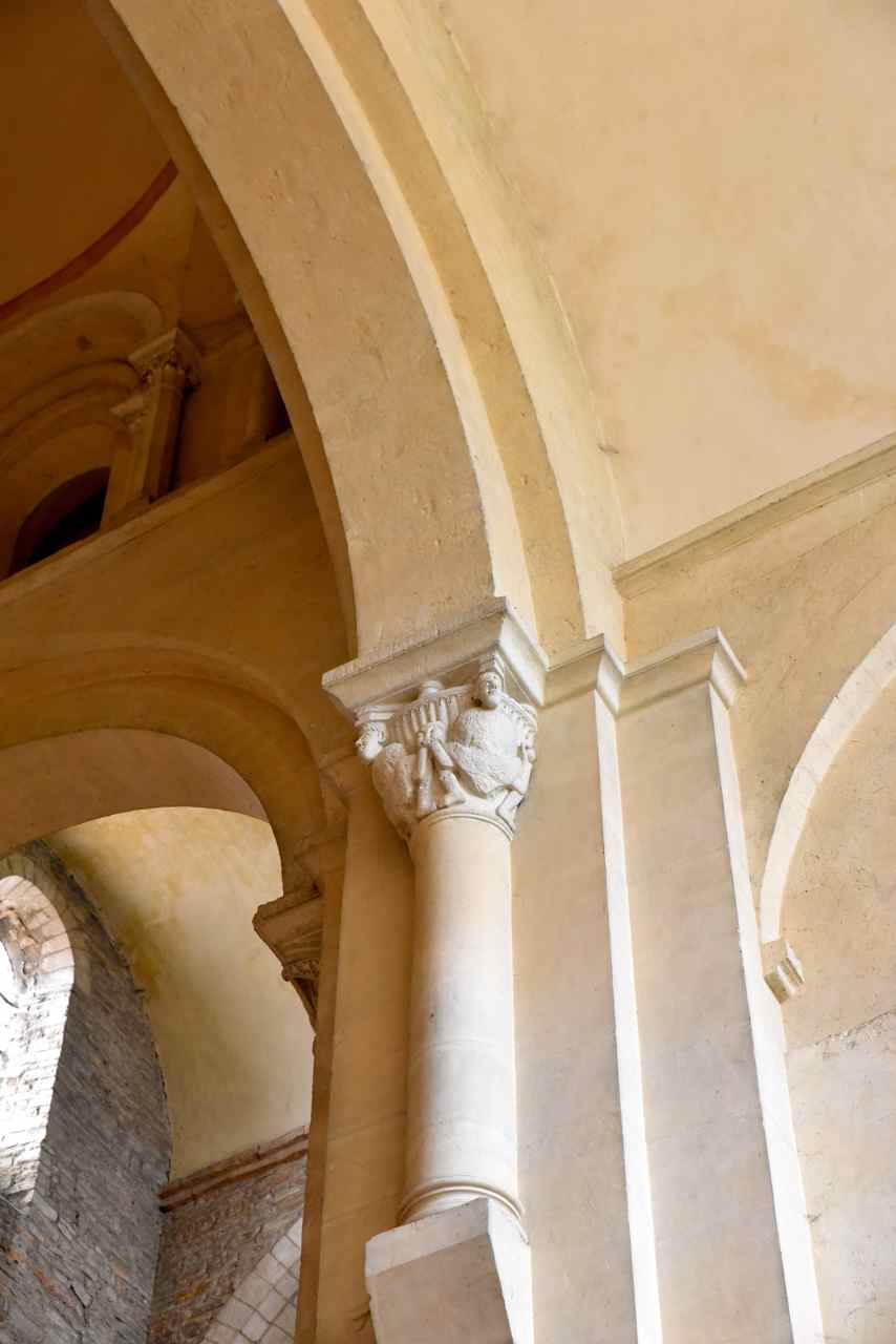 Chapiteau dans la croisée de transept