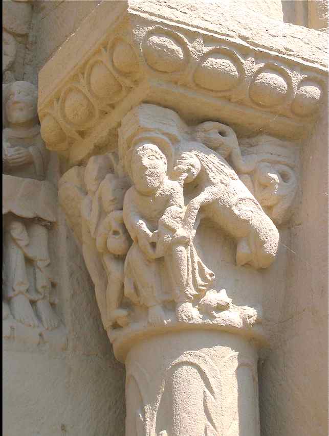 Chapiteau de droite : Le prophète Daniel dévoré par les lions
