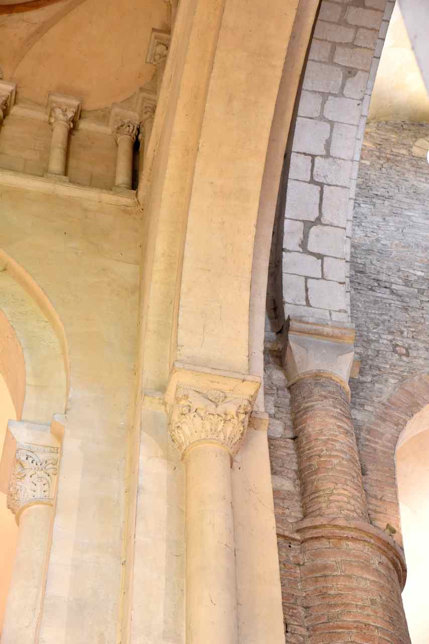 Chapiteau du transept : lions et têtes d'hommes