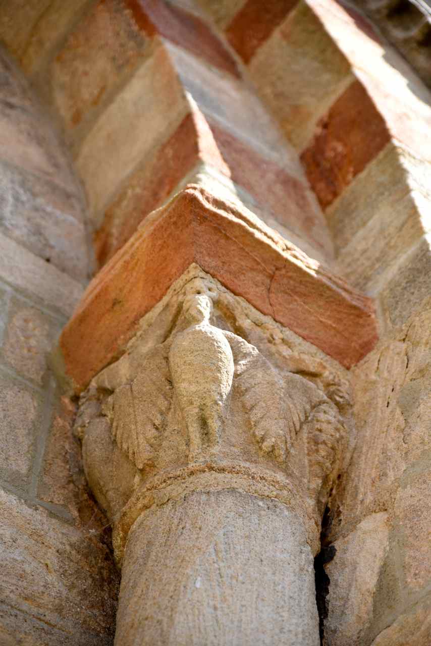 Chapiteau sculpté à droite du potrail : oiseaux